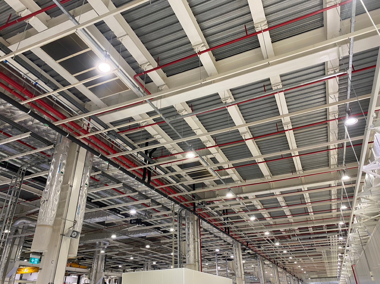 Nave industrial iluminada con luminarias LED de campana (highbay)