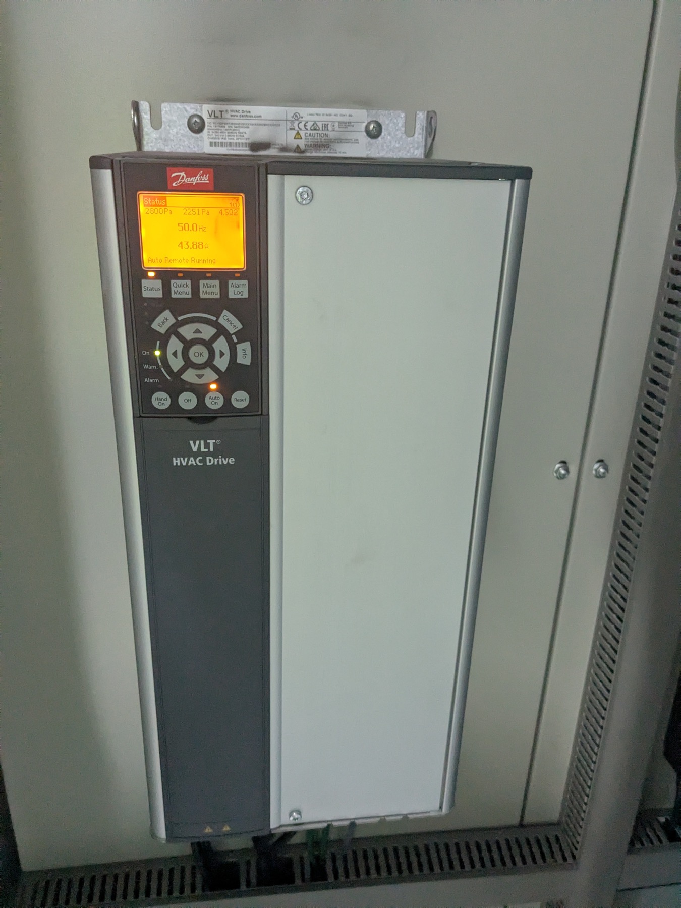 Variador de velocidad Danfoss VLT® en sala técnica